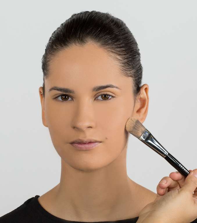 فرشاة كريم الأساس مثالية لتوزيع الكميّة بشكل متساوي 