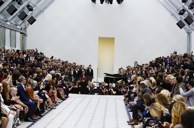 عرض ازياء بربري لصيف 2016 من اسبوع الموضة في لندن