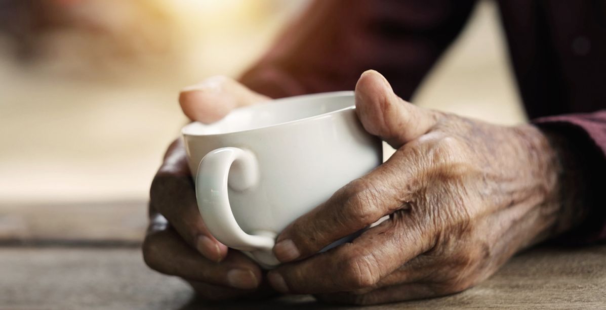 رجل يبلغ من العمر 124 عاماً يكشف المكونات السرية للشاي الذي يتناوله