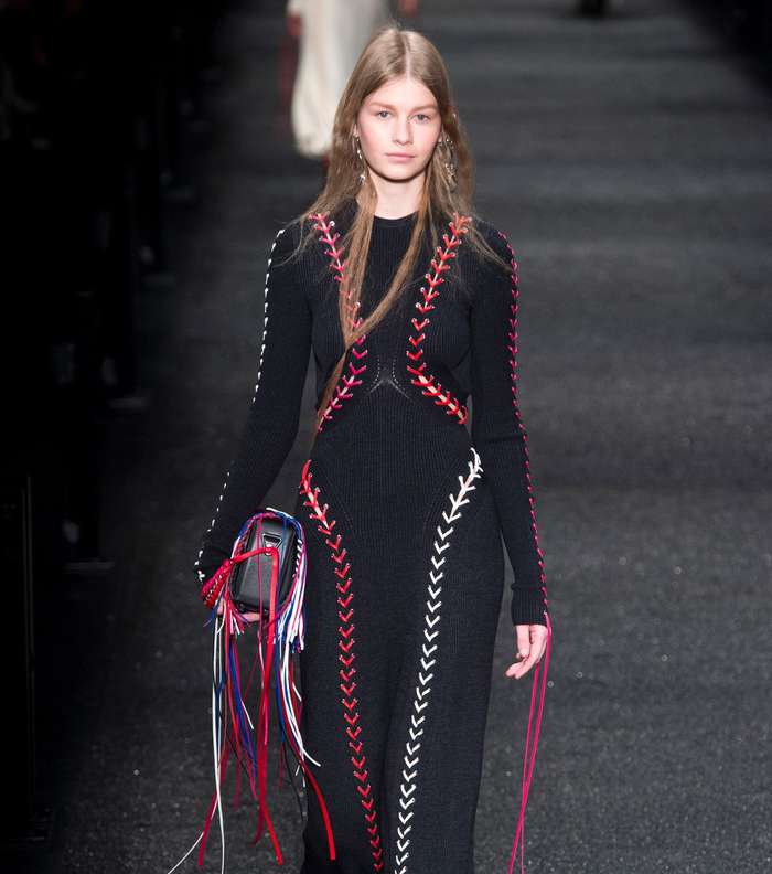 الجامبسوت بقماش الصوف الليكرا مع الشرائط والشراريب من الكسندر ماكوين لشتاء 2018