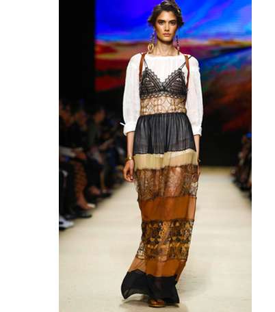 موضة الفساتين بالرباط الرفيع فوق القميص من البيرتا فيريتي لصيف 2016