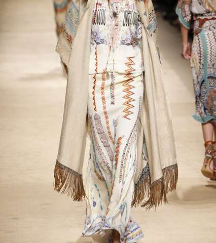 من Etro، اكتشفي موضة الشال الطول