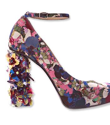 اخترنا لكِ حذاء نيكولاس كيركوود المطبّع بالأزهار