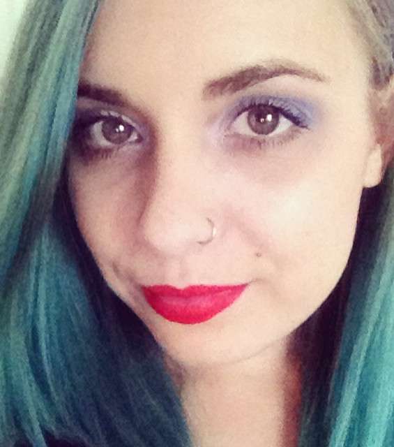 الظلال البنفسجية مع أحمر الشفاه