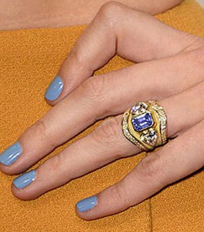 بالصور، الأزرق لونٌ عصري لطلاء الأظافر هذا الموسم