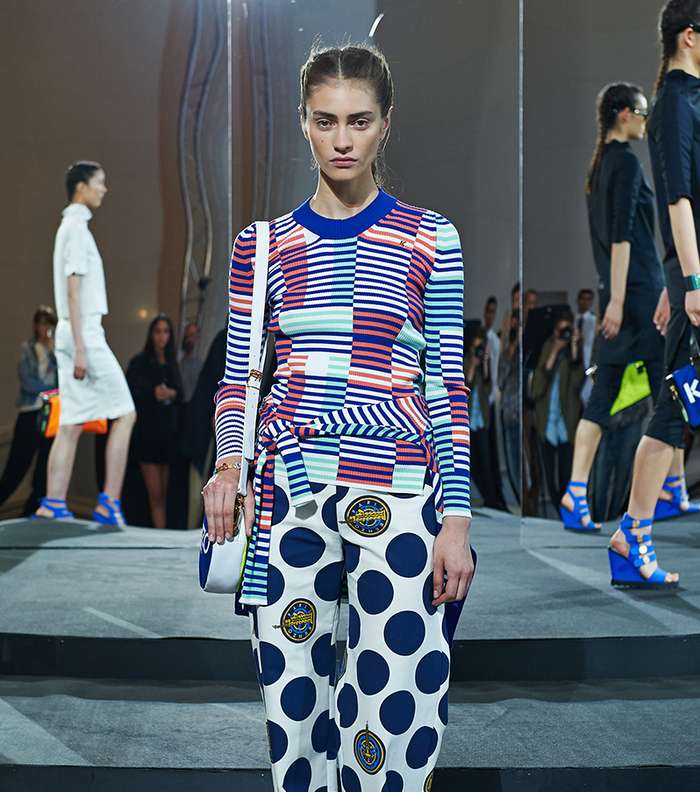 من مجموعة كينزو Resort 2015، إليك هذا اللوك المنسق بالنقشات المختلفة