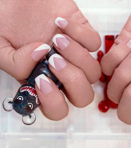 رسومات أظافر تجمع الكلاسيكيّة والعصريّة في الصالون