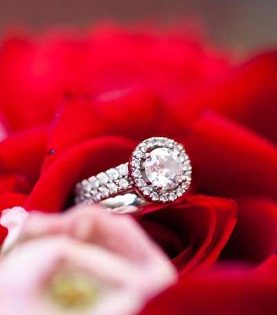 7 لقطات تصويريّة مميّزة لخاتم زفافك 
