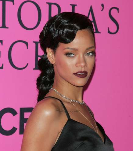 أحمر الشفاه الغامق مع ريهانا