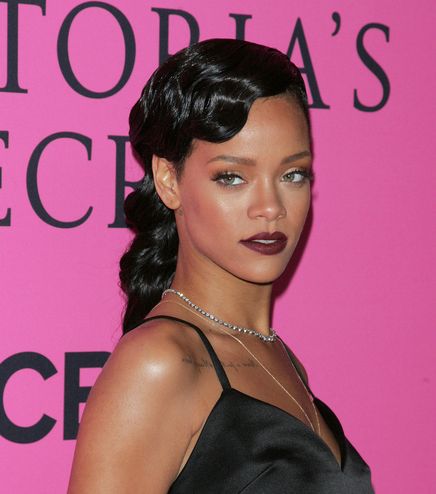 أحمر الشفاه الغامق مع ريهانا