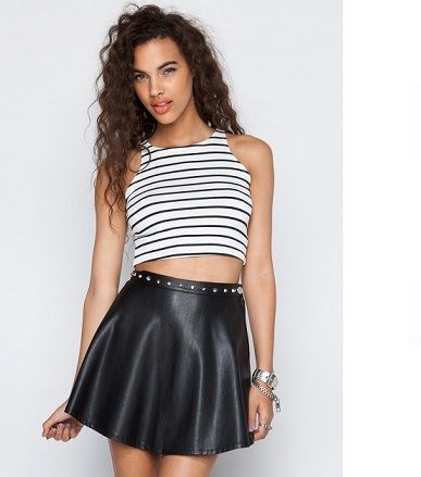 من الصيحات التي تناسب الوشوم، القمصان القصيرة أو Crop Top