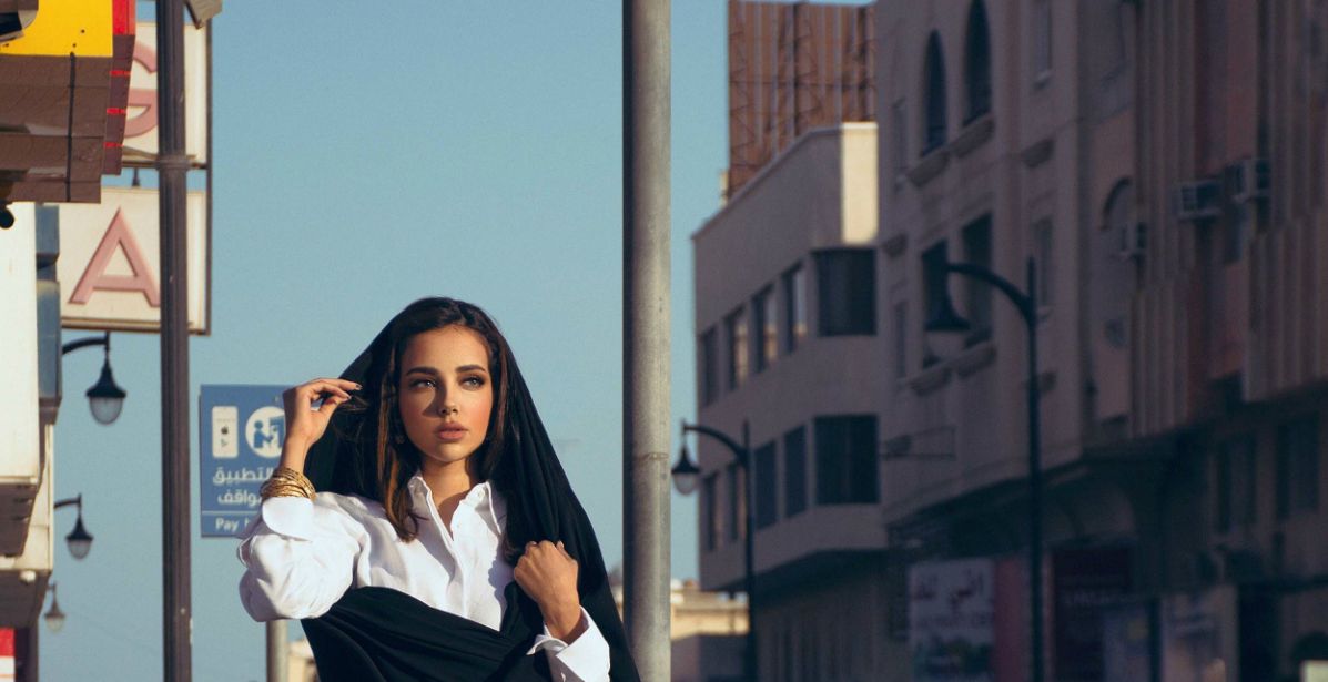المصورة السعودية سارة آل مقبل تصور الماضي بشوارع الخُبر بطريقة معاصرة 