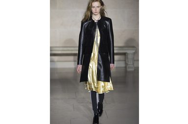 الفستان الميتاليكي الحريري من لويس فويتون لشتاء 2018