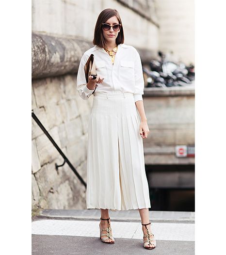 من صيحات الموضة هذا الموسم، ارتداء القميص الأبيض مع السروال أو التنورة باللون الأبيض