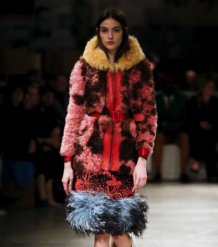 المعطف الجلدي المزين بالفرو الملون من برادا لشتاء 2018