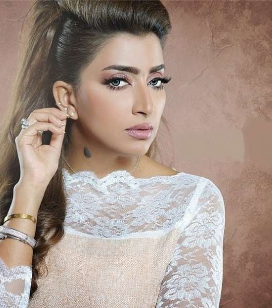 بثينة تعتمد المكياج الناعم