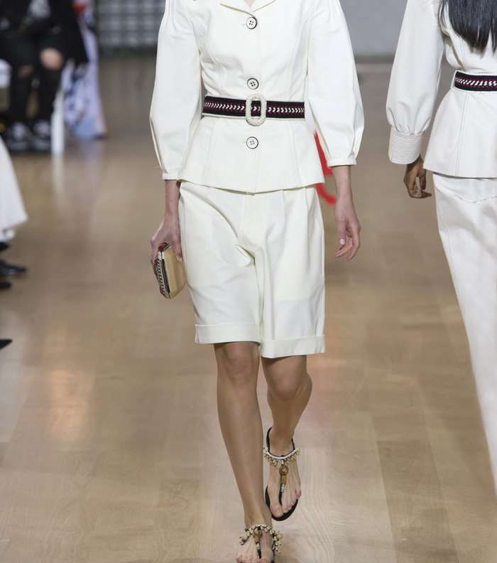موضة البيرمودا مع السترة الزينة بالحزام من اوسكار دي لا رانتا