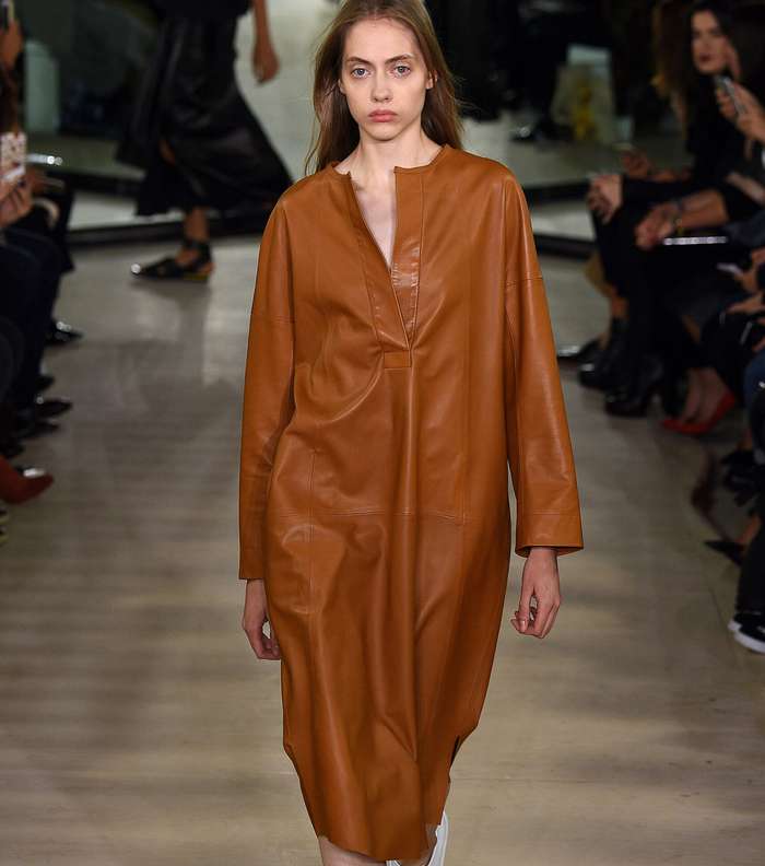 موضة الفستان الجلدي على شكل السترة من Joseph لصيف 2016