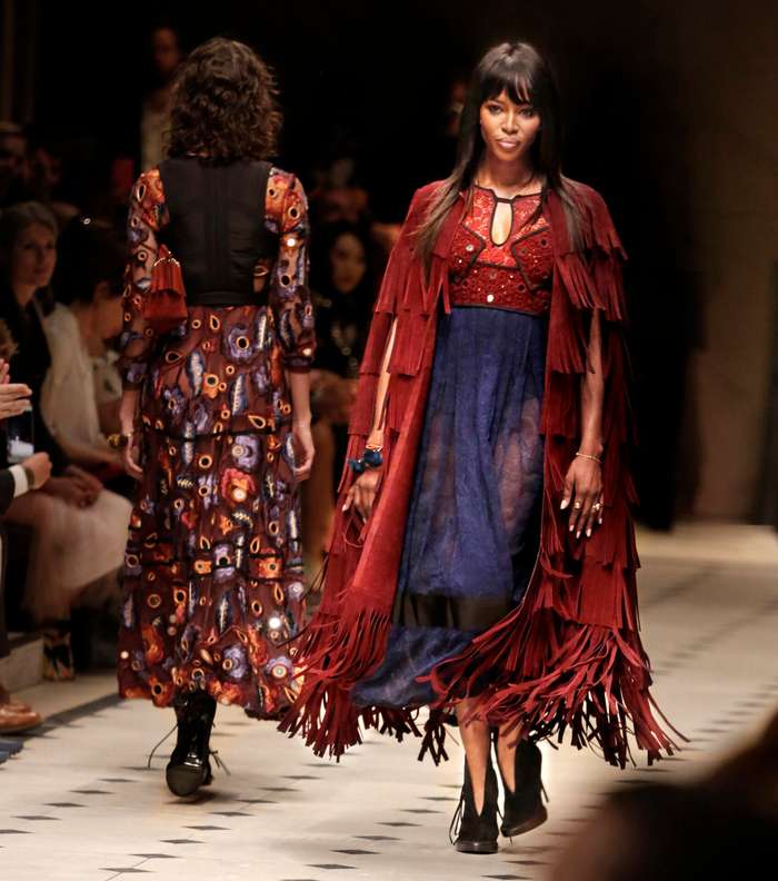 ناعومي كامبل تتالق في عرض ازياء بربري في لوس انجلوس