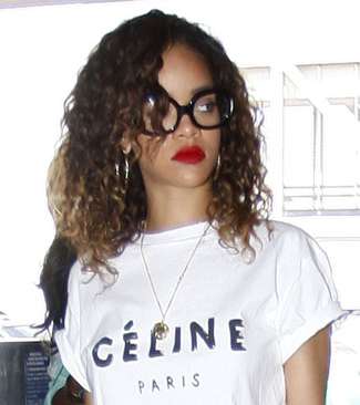 الأحمر مع نظارات ريهانا الطبيّة