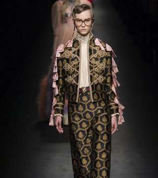 تالقي هذا الموسم بجاكيت الدنيم بالاسلوب العسكري من قوتشي