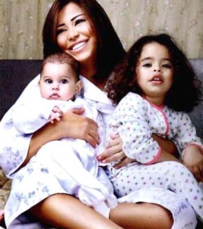 شيرين عبد الوهاب تعانق إبنتيها هنا ومريم