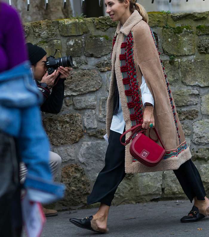 تعرفي على صيحات موضة الاحذية التي سيطرت على الشوارع الباريسية خلال اسبوع الموضة