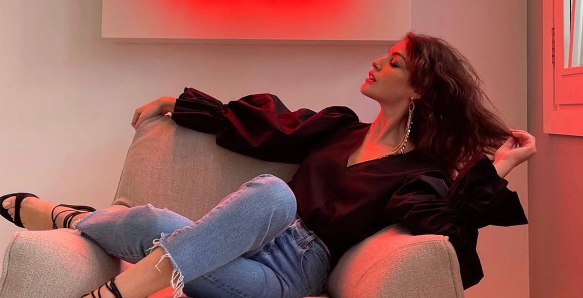 افكار لتنسيق جينز ال Mom باساليب مواكبة للموضة