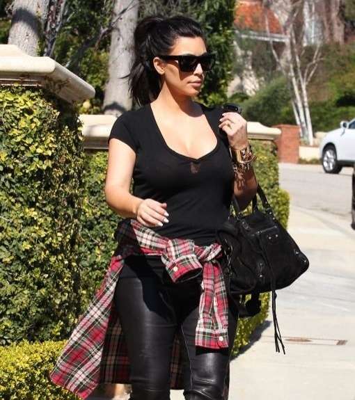 من صيحات الموضة هذا الموسم، ربط قميص الـ Tartan على الخصر على طريقة كيم كارداشيان