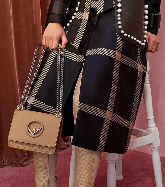 حقيبة فندي الجديدة الكلاسيكية Flap bag مع السلسال المعدني الطويل من مجموعة Resort 2018