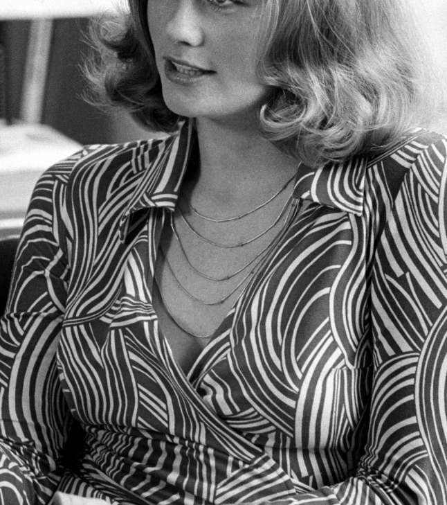 من النجمات اللواتي ارتدين فستان الـ Wrap، النجمة  Cybill Shepherd