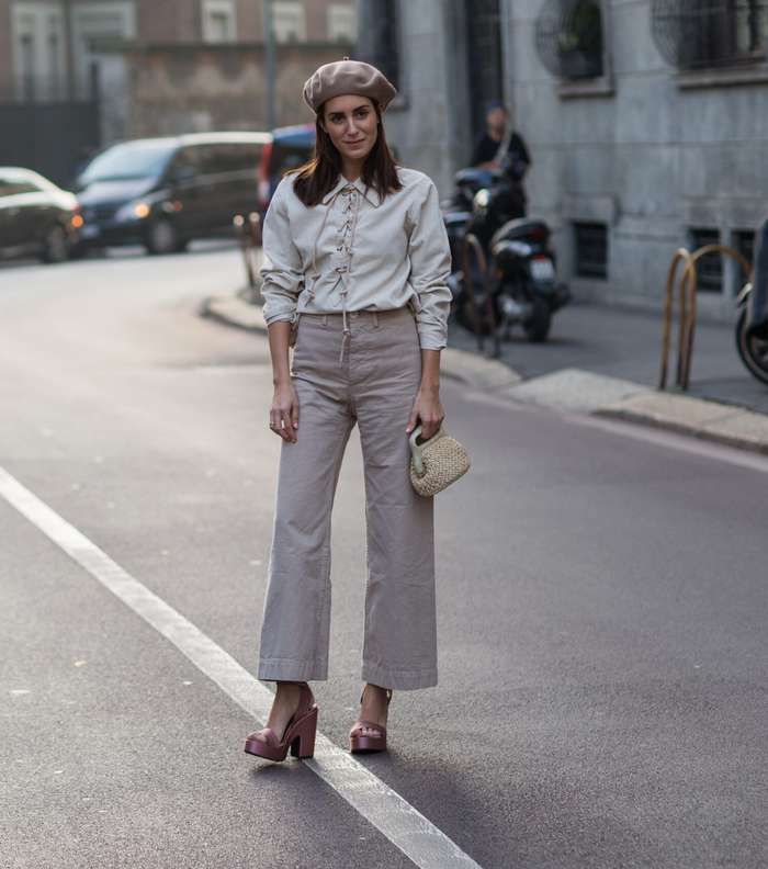 سروال البيج بالقصة الواسعة مع التوب بالشرائط بموضة الـ Lace up من شوارع ميلانو في اسبوع الموضة لشتاء 2018