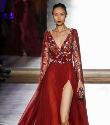 فستان التول مع الشق على الساق والمطرز على الصدر مع ياقة على شكل V من طوني ورد لشتاء 2018