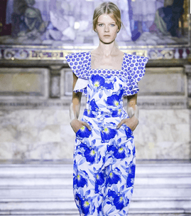 موضة الفساتين المطبعة مع اكمام الكشاكش لصيف 2016 من تمبرلي لندن