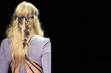 من مجموعة فيرساتشي لشتاء 2016، اليك موضة رباط الشعر بالازهار