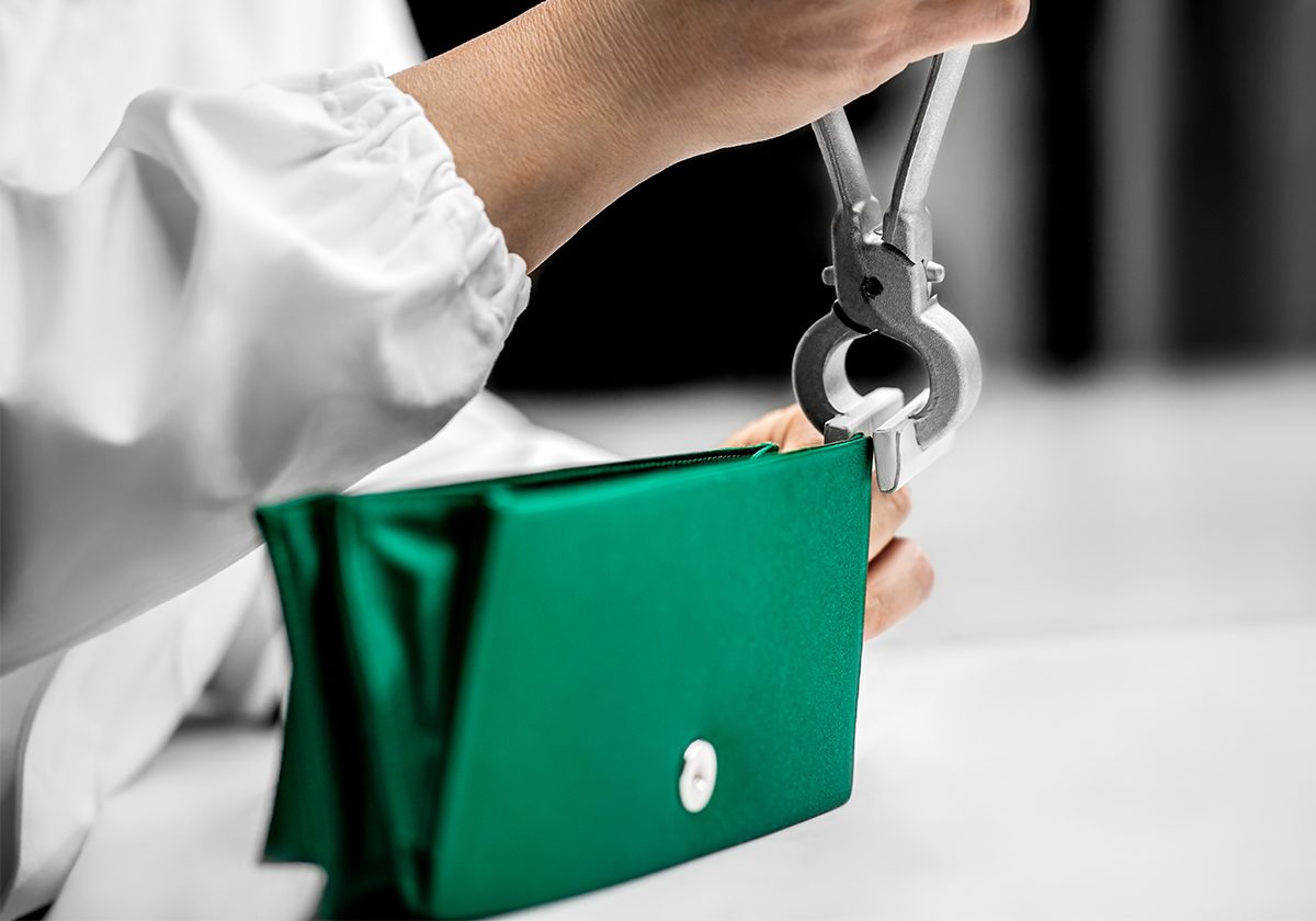 ديور تكشف عن المهارة الحرفيّة لحقائب الكلاتش المرصعة بالمجوهرات