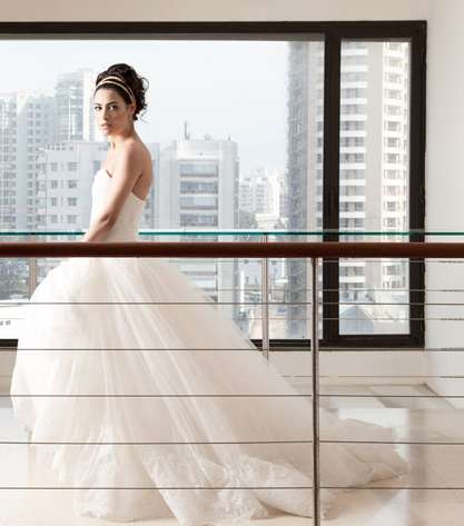 تألقي مع فستان زفاف ريم عكرا