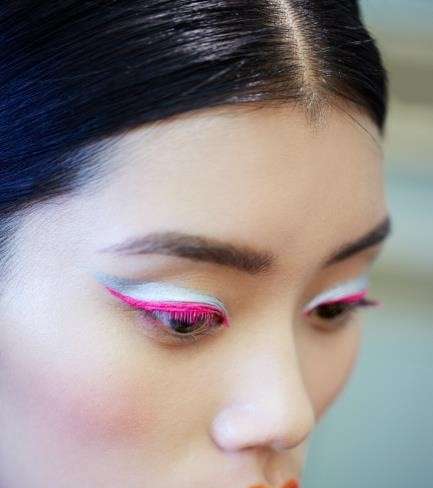 الزهري يمنحك إطلالة يافعة، ويعود بك إلى سنوات المراهقة