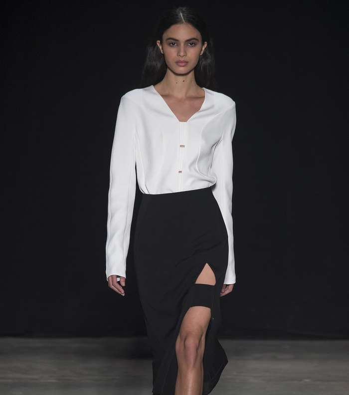 التوب المنسدلة مع التنورة بقصة الـ Cut out على الساق مع الشق من نارسيزو رودريغز لشتاء 2018