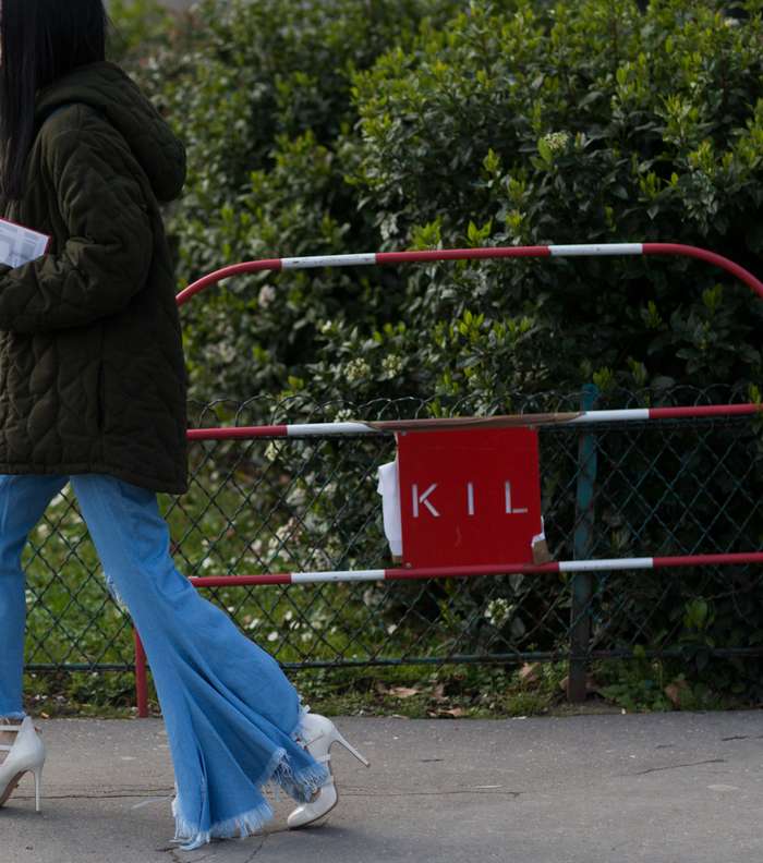 موضة السترة المبطنة مع الجينز بالكشاكش اي بموضة الـ Ruffles على الكاحل من شوارع باريس