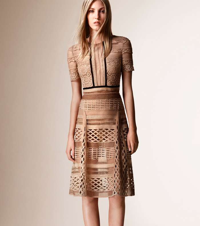 من مجموعة Burberry Resort 2016، اليك موضة فستان النيود