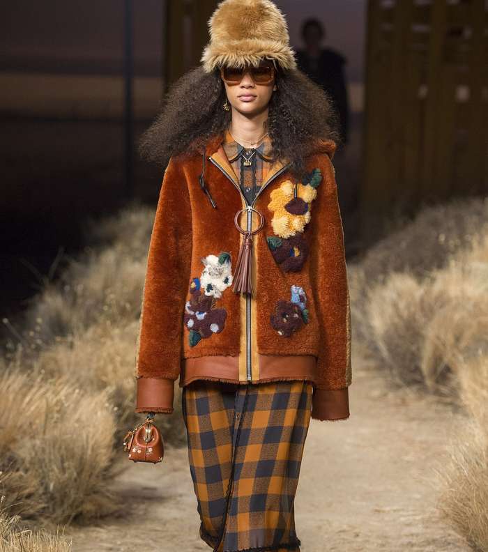 الفستان المقطع بموضة الـ Plaid مع الدانتيل في اسفله من Coach 1941