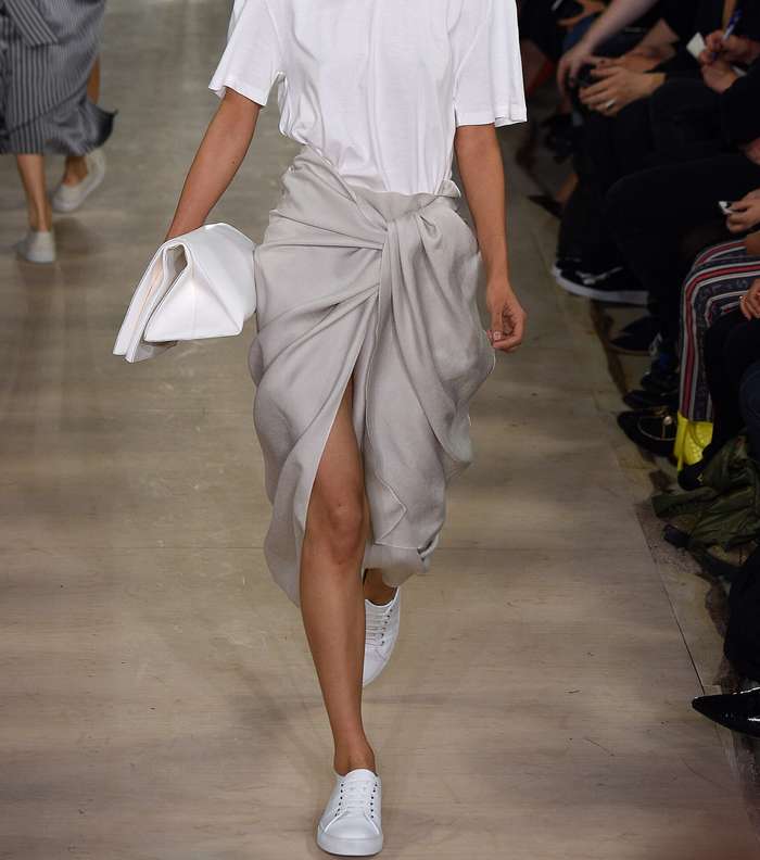 موضة التنورة بالقصّة المربوطة على شكل قميص من Joseph لصيف 2016