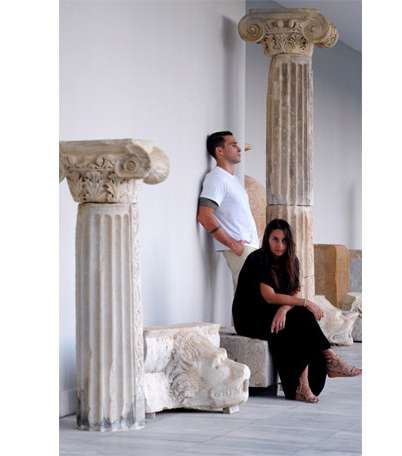 تعاون بين بيتر بيلوتو و Ancient Greek لابتكار مجموعة من احذية الصنادل