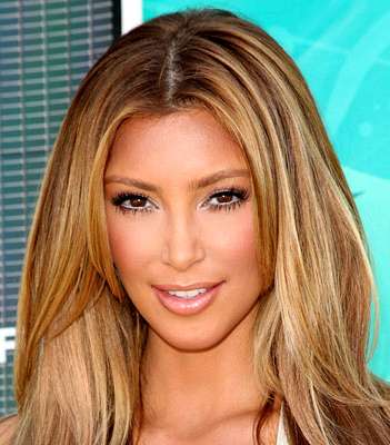 كيم بالشعر الأشقر