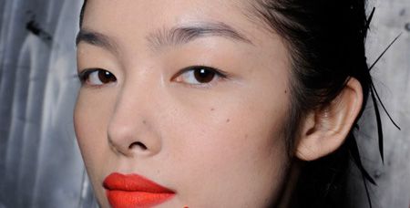 أحمر الشفاه وطلاء الأظافر... هل تنسّقينهما؟