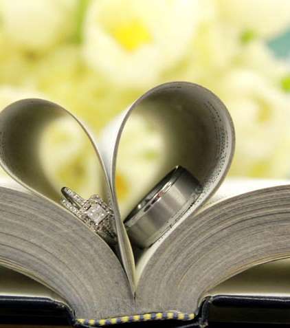 بين صفحات الكتاب، ضعي خاتم الزفاف أو خاتميكما، في إشارة إلى الحياة المديدة التي ستمضيانها معاً. 