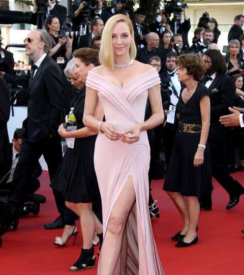 اوما ثورمان بفستان من Atelier Versace في مهرجان كان السينمائي 2017