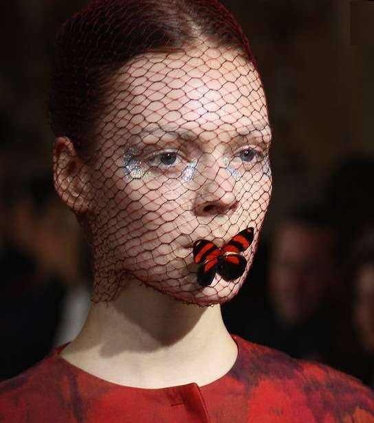  Giambattista Valli مع البرقع وظلال العيون الرماديّة الفضيّة والفراشة!