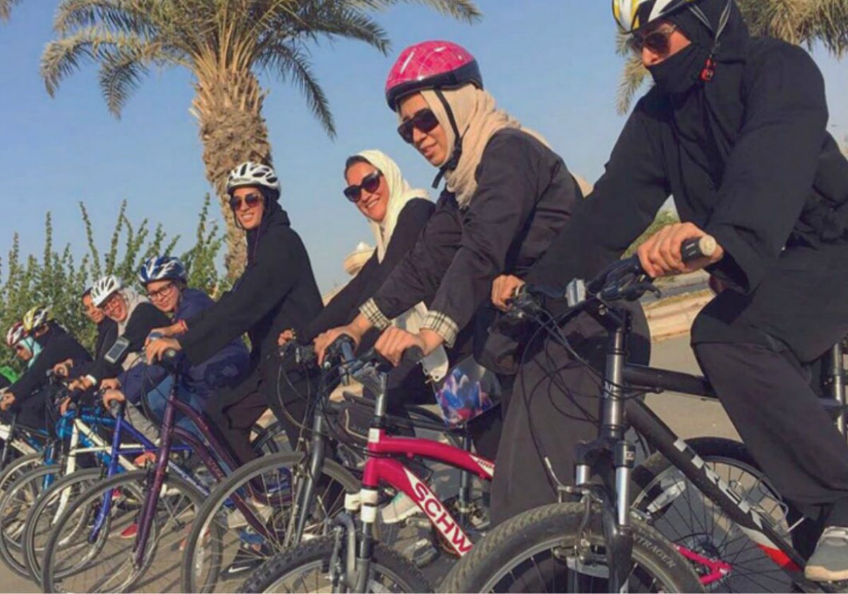 سعوديات يمارسن رياضة ركوب الدرجات بمدينة جدة
